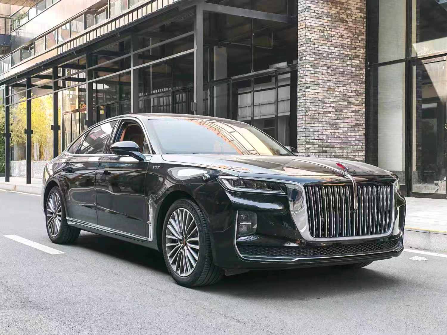 The 2022 Hongqi H9 48V 2.0T Smart Link Flag Enjoyment Edition with automatic transmission