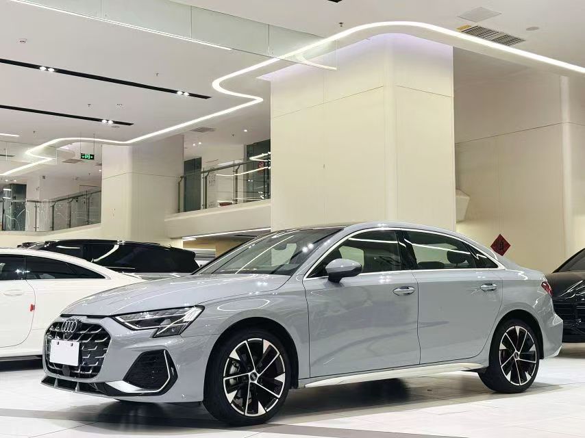 The 2025 A3L Limousine 1.5T Flying Spur Premium Edition Automatic Transmission