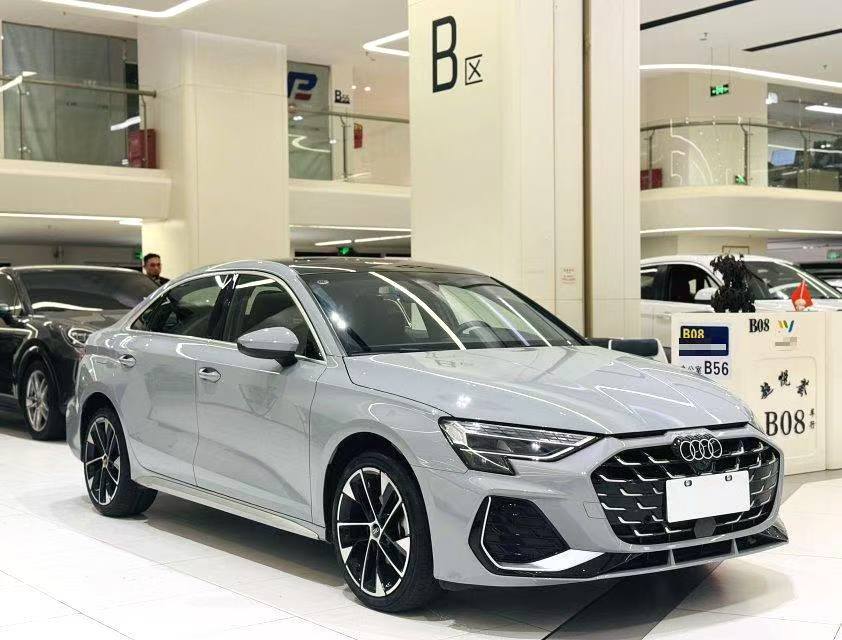 The 2025 A3L Limousine 1.5T Flying Spur Premium Edition Automatic Transmission