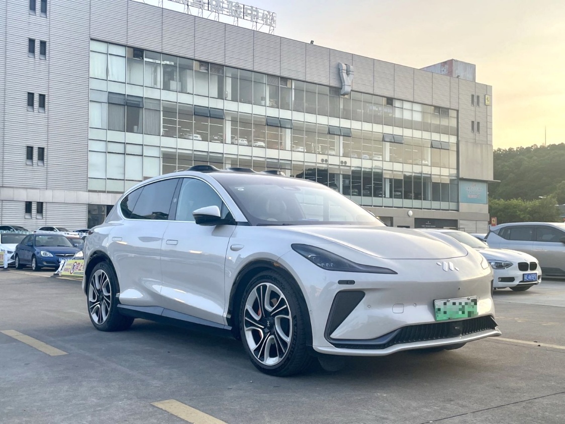 The 2023 IM LS7 100kWh Pro Four-wheel drive automatic transmission