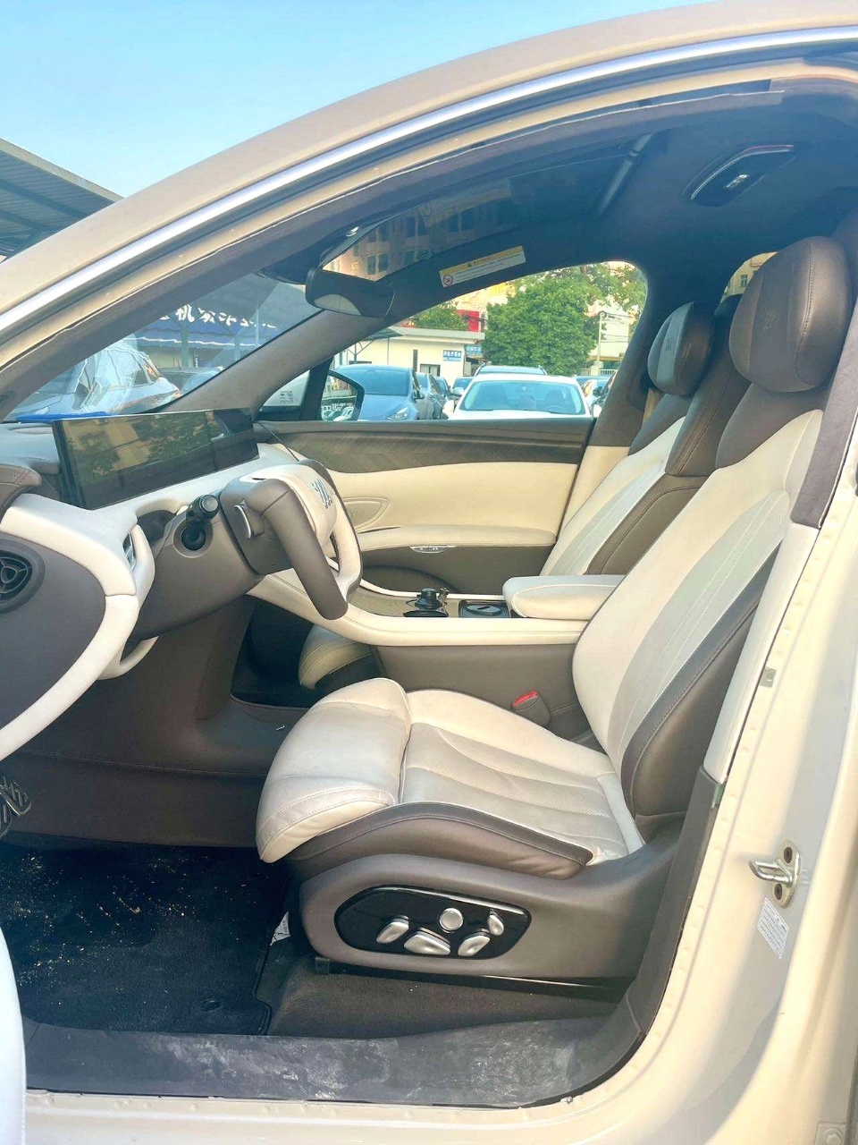 The 2023 IM LS7 100kWh Pro Four-wheel drive automatic transmission